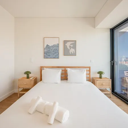 Appartamento Guestready - Modern Retreat With Balcony Views Lisbona