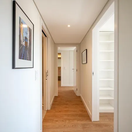 Appartamento Guestready - Modern Retreat With Balcony Views Lisbona